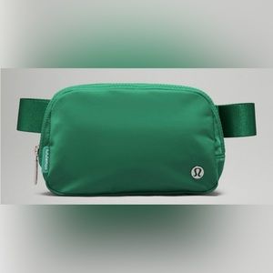 ⭐️NWT Emerald Green Ice Lululemon belt bag